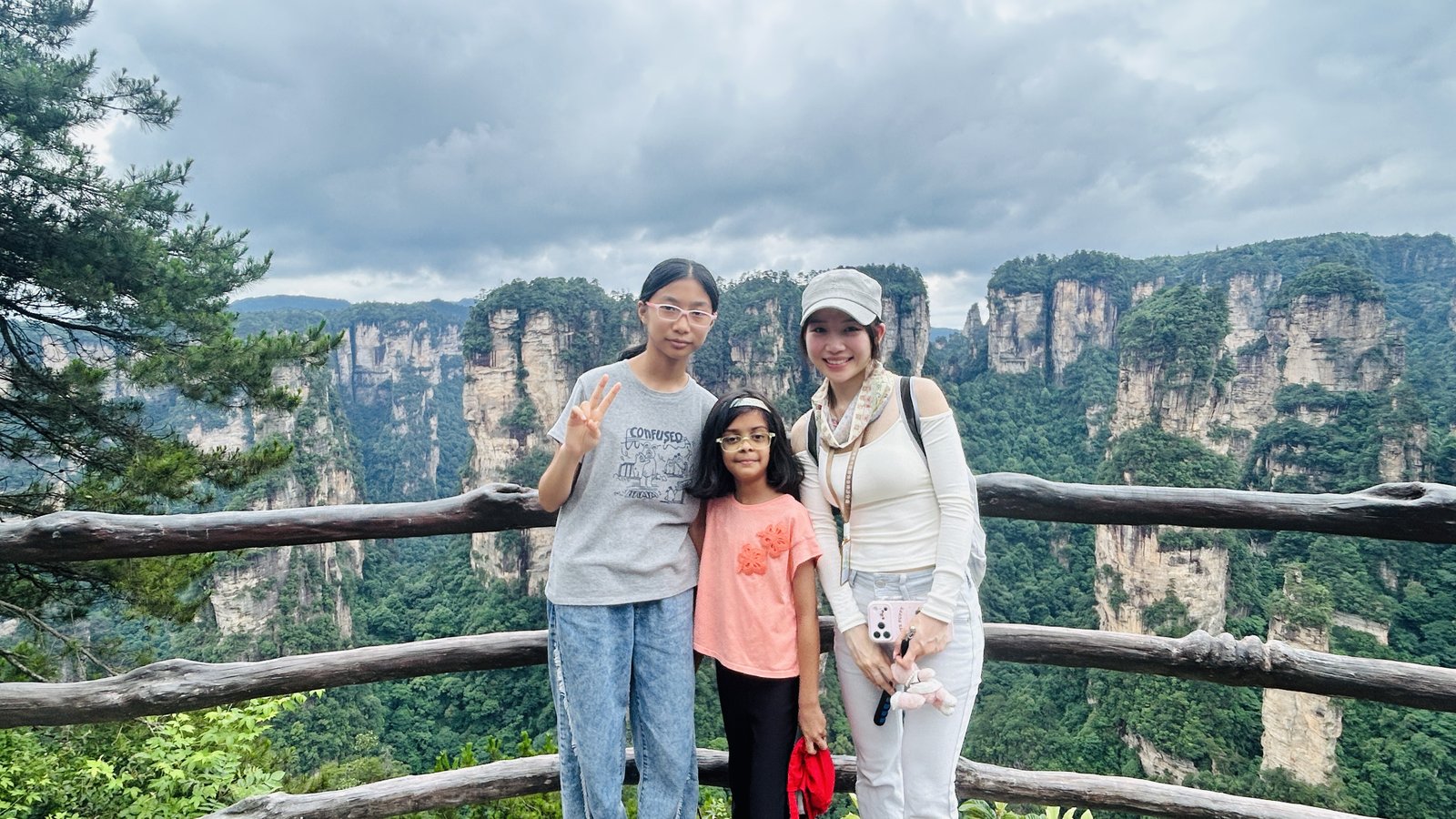 Family enjoying a private Zhangjiajie tour