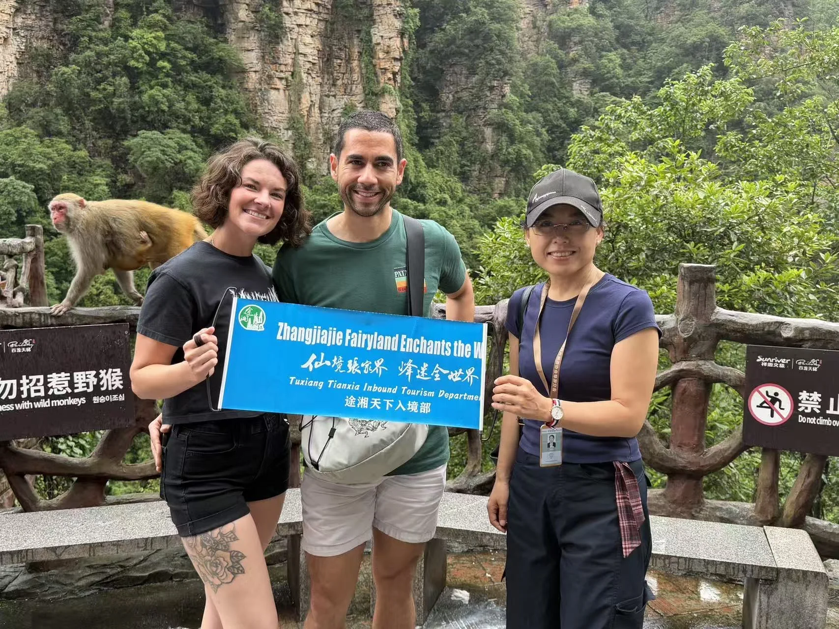 TX China Tours travellers and local guide